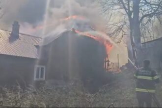 incendiu puternic intr un sat din vrancea incendiul s a extins la 32 de case a fost emis mesaj ro alert 69ee2ed6e8dbb