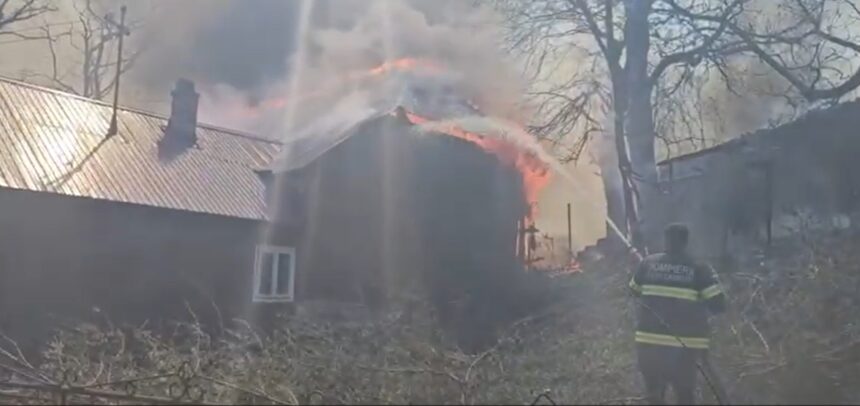 incendiu puternic intr un sat din vrancea incendiul s a extins la 32 de case a fost emis mesaj ro alert 69ee2ed6e8dbb