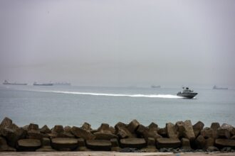 mesaj sfidator din partea iranului in timp ce navele care incearca sa traverseze ormuz raporteaza focuri de arma 69e36e378ad99