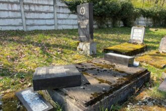 monumente funerare rasturnate in cimitirul evreiesc din reghin politia a deschis dosar penal 69dbd97ee0358