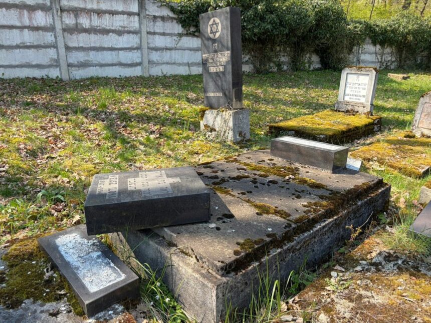 monumente funerare rasturnate in cimitirul evreiesc din reghin politia a deschis dosar penal 69dbd97ee0358