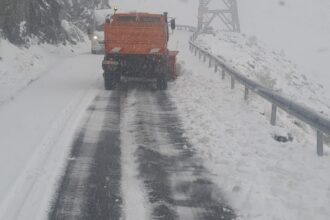 ninsoare pe mai multe sosele din romania utilajele de deszapezire au fost scoase pe traseu 69f2f9cd1e395