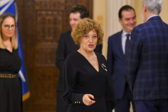 oana gheorghiu remin sa este in insolventa de doar 17 ani companie care apartine 100 statului roman si care a fost mereu administrata doar de catre oamenii pusi de statul roman 69e8f97c2574f