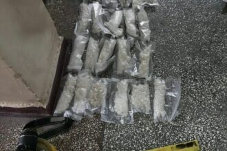 opt kilograme de droguri de mare risc descoperite de politisti in urma unor perchezitii patru persoane retinute 69e23c7280c6f