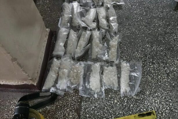 opt kilograme de droguri de mare risc descoperite de politisti in urma unor perchezitii patru persoane retinute 69e23c7280c6f