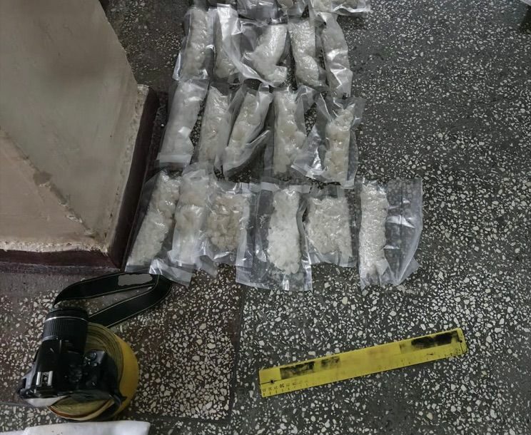 opt kilograme de droguri de mare risc descoperite de politisti in urma unor perchezitii patru persoane retinute 69e23c7280c6f