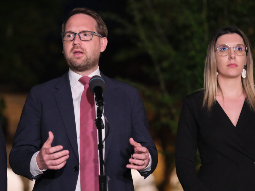 pare ca mai vor sa ramana cu un picior inauntru dominic fritz despre retragerea psd din guvern 69eb52a1b4d11