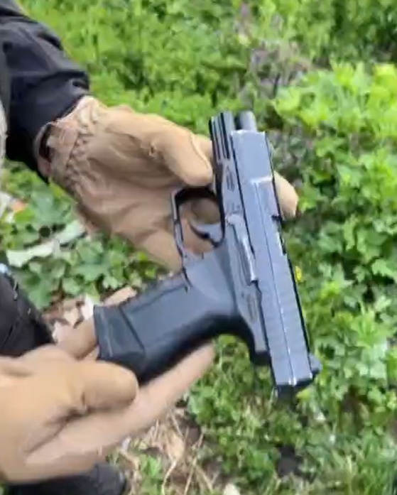 perchezitii in botosani dupa ce un barbat s a postat pe internet cu un pistol amenintand o persoana 69edbf7c95715