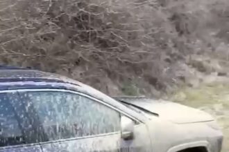 salvati de jandarmi dupa ce aplicatia de navigatie i a dus pe un drum pe care au ramas impotmoliti in noroi 69dbaa94598f6