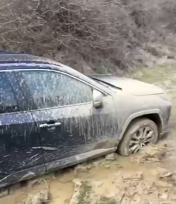 salvati de jandarmi dupa ce aplicatia de navigatie i a dus pe un drum pe care au ramas impotmoliti in noroi 69dbaa94598f6