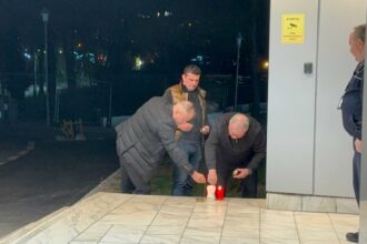 se aprind candele in fata spitalului universitar de urgenta din bucuresti 69d5596b5f3f8