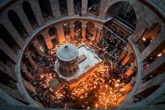 sfanta lumina s a pogorat la biserica sfantului mormant din ierusalim cand va ajunge in romania 69da313bd5724