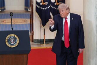 trump a publicat o imagine in care apare cu o mitraliera si explozii pe fundal nu mai sunt domnul cel dragut 69f1c6db22430