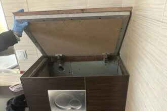 un barbat dat in urmarire de politisti a fost gasit in rezervorul toaletei 69d73e8b7739f