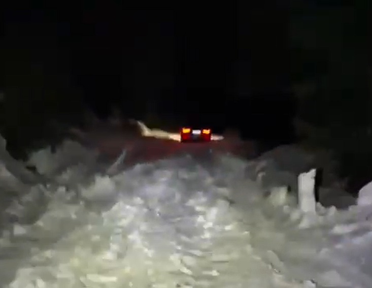 un barbat si fiul sau au ramas blocati cu masina in zapada pe munte in noaptea de inviere 69db8c1ece20f