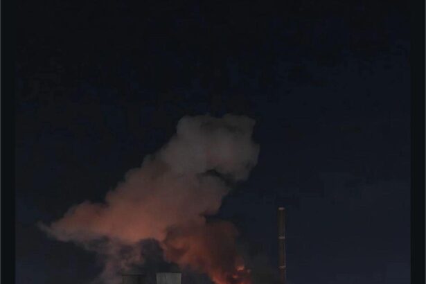 update 2 explozie urmata de incendiu la cet vest din bucuresti raed arafat exista 30 de tone de ulei care ard nu se va da mesaj ro alert 69e6fb65a3277