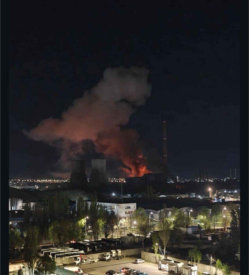 update 2 explozie urmata de incendiu la cet vest din bucuresti raed arafat exista 30 de tone de ulei care ard nu se va da mesaj ro alert 69e6fb65a3277