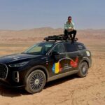 Dragoș Stan, antreprenor și dealer auto din Arad, a intrat în China cu un Chery Tiggo 9 înmatriculat în România, după un traseu de peste 7.600 de kilometri prin Europa și Asia. Expediția a inclus dificultăți birocratice la frontiera dintre Kazahstan și China, obținerea unor documente temporare de circulație și un test real de anduranță pentru SUV-ul plug-in hybrid produs de Chery.