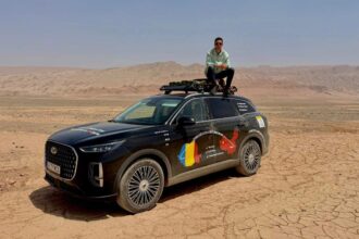 Dragoș Stan, antreprenor și dealer auto din Arad, a intrat în China cu un Chery Tiggo 9 înmatriculat în România, după un traseu de peste 7.600 de kilometri prin Europa și Asia. Expediția a inclus dificultăți birocratice la frontiera dintre Kazahstan și China, obținerea unor documente temporare de circulație și un test real de anduranță pentru SUV-ul plug-in hybrid produs de Chery.
