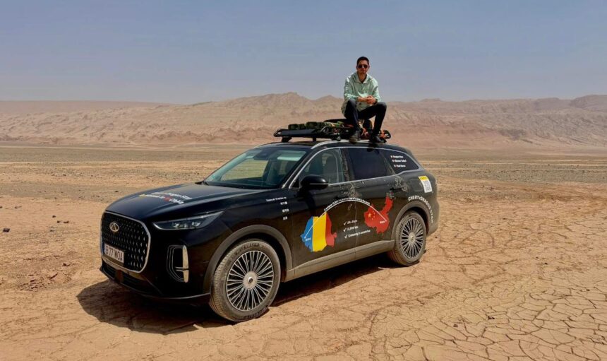 Dragoș Stan, antreprenor și dealer auto din Arad, a intrat în China cu un Chery Tiggo 9 înmatriculat în România, după un traseu de peste 7.600 de kilometri prin Europa și Asia. Expediția a inclus dificultăți birocratice la frontiera dintre Kazahstan și China, obținerea unor documente temporare de circulație și un test real de anduranță pentru SUV-ul plug-in hybrid produs de Chery.