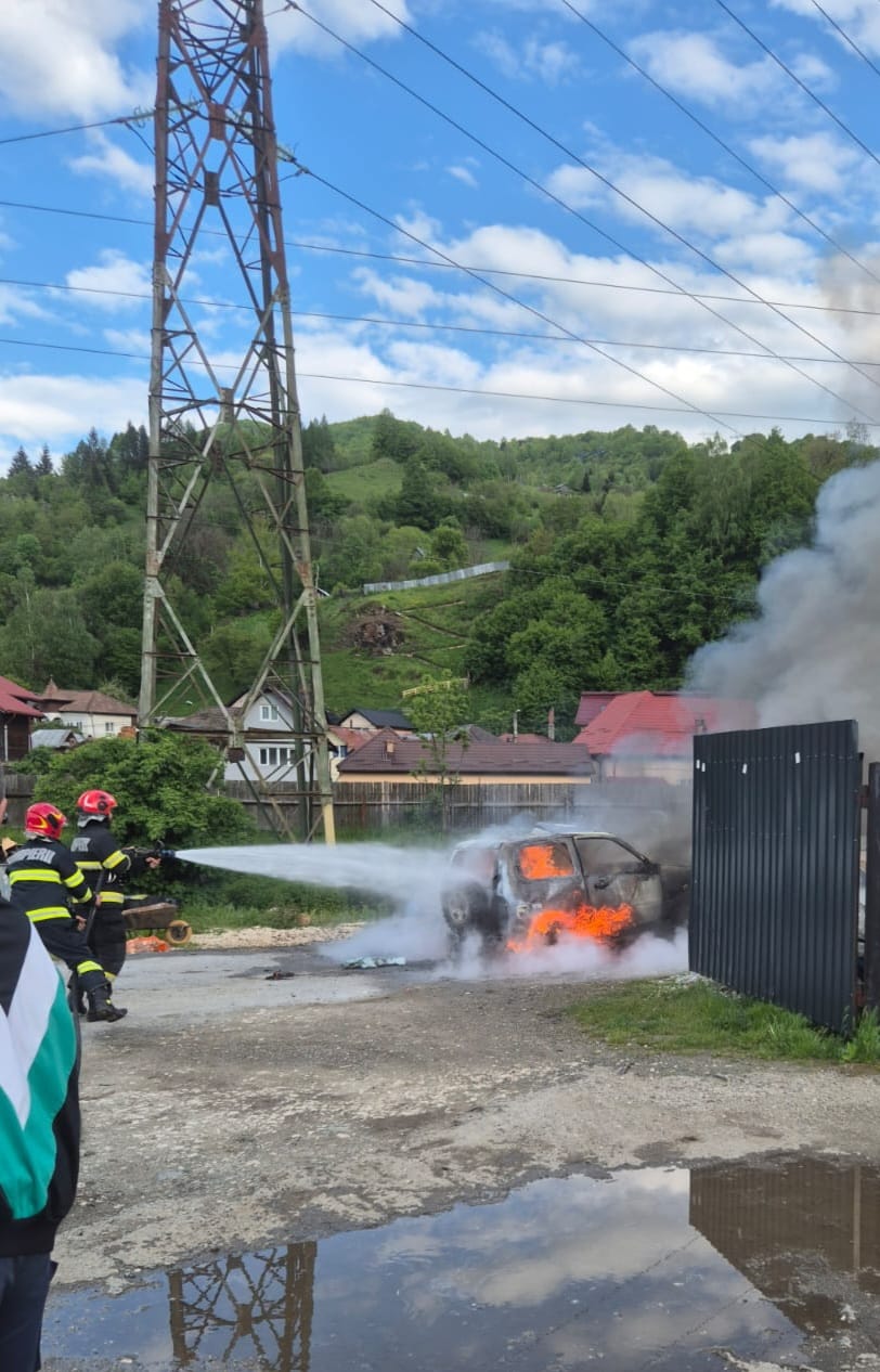 accident cu trei tiruri pe autostrada a1 o masina a luat foc 6a0b4c0827f82