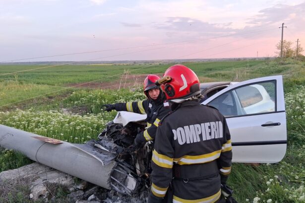 accident pe dn 6 masina iesita de pe carosabil si izbita de un stalp o femeie si un copil au ajuns la spital 69f8e3ce9d655