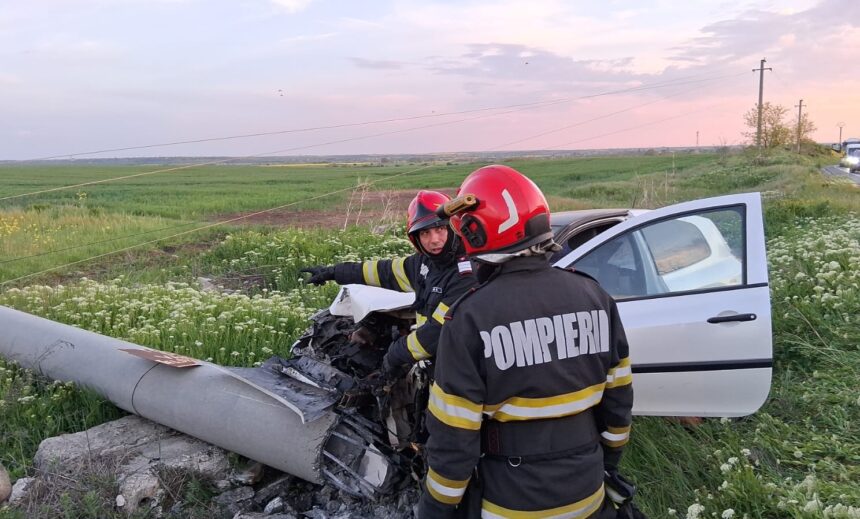 accident pe dn 6 masina iesita de pe carosabil si izbita de un stalp o femeie si un copil au ajuns la spital 69f8e3ce9d655