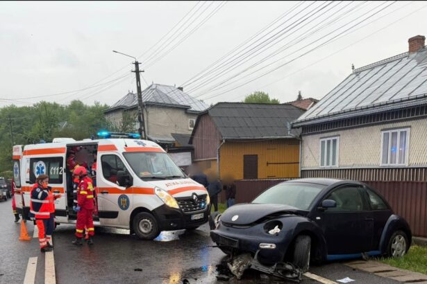 accident pe dn17 o masina a iesit de pe sosea doua persoane au fost transportate la spital 69ff6d7b648ce