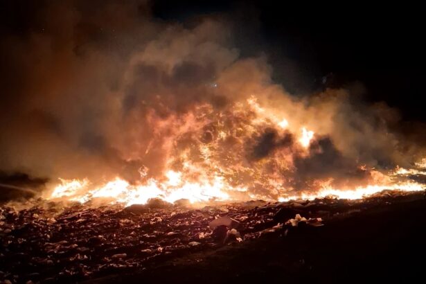alerta in oradea din cauza fumului de la incendiul de la groapa de gunoi 69f9ce34ba217