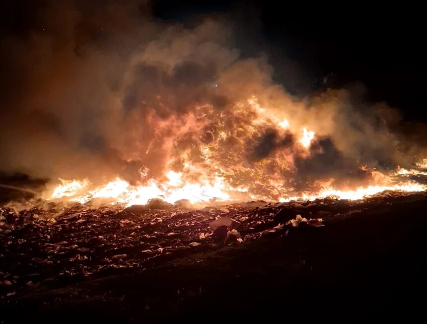 alerta in oradea din cauza fumului de la incendiul de la groapa de gunoi 69f9ce34ba217