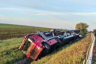 arad un tir care transporta autoturisme s a rasturnat se circula restrictionat pe a1 6a0c200ab79af