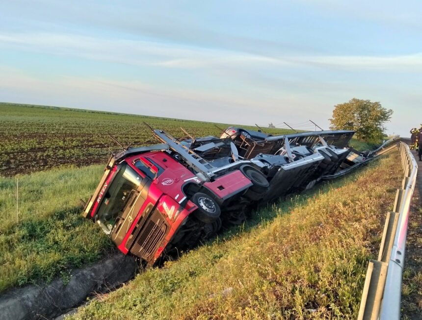 arad un tir care transporta autoturisme s a rasturnat se circula restrictionat pe a1 6a0c200ab79af