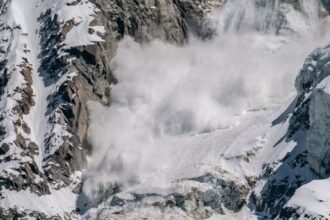 avalansa pe valea costilei cel putin o persoana surprinsa sub zapada salvamontistii intervin cu caini de cautare si elicopter 69f5cf407b233