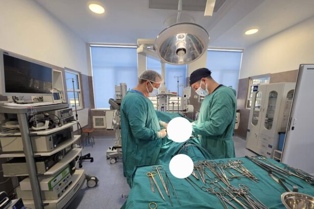 barbat cu o tumora renala de peste 15 centimetri operat cu succes la un spital din judetul bacau 69fc66aabebdd