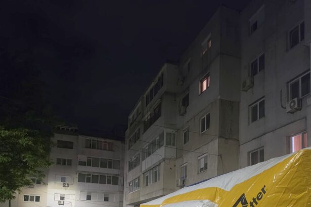 braila o persoana ameninta ca se arunca de la etajul 4 6a14b2ea17be0