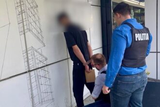 doi barbati din bacau prinsi in flagrant in timp ce incercau sa i dea mita 2 500 de euro unui politist 69fc8525ecf97