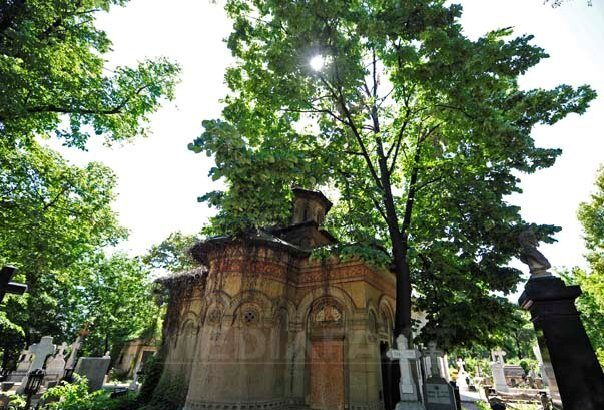 doi tineri retinuti pentru 24 de ore dupa ce au dansat pe morminte in cimitirul bellu 69f8cb3724040