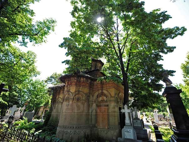 doi tineri retinuti pentru 24 de ore dupa ce au dansat pe morminte in cimitirul bellu 69f8cb3724040