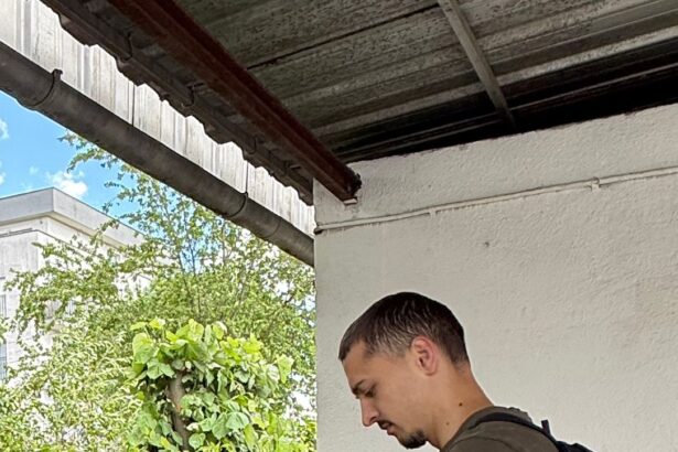 geanta cu bani gasita de un elev jandarm intr o statie de autobuz tanarul a predat o autoritatilor 6a1b068d2fc7d