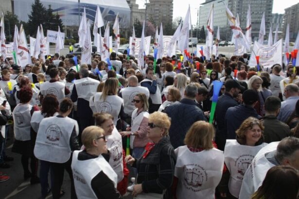 grefierii si personalul auxiliar din justitie anunta proteste si oprirea activitatii dupa noua lege a salarizarii sistemul risca un nou val de litigii 6a181d4a7d48d