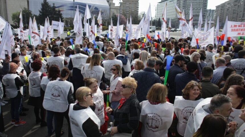 grefierii si personalul auxiliar din justitie anunta proteste si oprirea activitatii dupa noua lege a salarizarii sistemul risca un nou val de litigii 6a181d4a7d48d