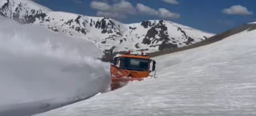 imagini incredibile pe transalpina masinile de interventie abia se vad din stratul de zapada 69fb0267bdf3b