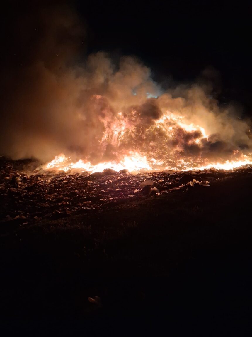 incendiu la groapa de gunoi din oradea peste 20 de pompieri au intervenit 69f905eb94e8e