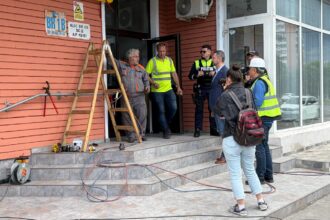 locatarii blocului din galati afectat de caderea unei drone revin in apartamente imobilul poate fi ocupat in siguranta 6a1af290a6ad9