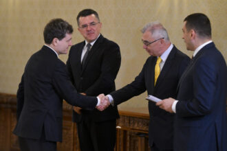petrisor peiu reactie la contractul de consultanta al administratiei prezidentiale cu sua romania a devenit oficial un stat bananier 6a1546bfb0418