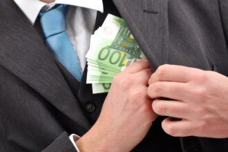 politist arestat preventiv dupa ce ar fi cerut 12 000 de euro pentru a facilita mutarea unui coleg 6a1413af57cc8