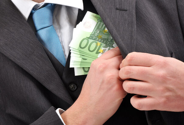 politist arestat preventiv dupa ce ar fi cerut 12 000 de euro pentru a facilita mutarea unui coleg 6a1413af57cc8