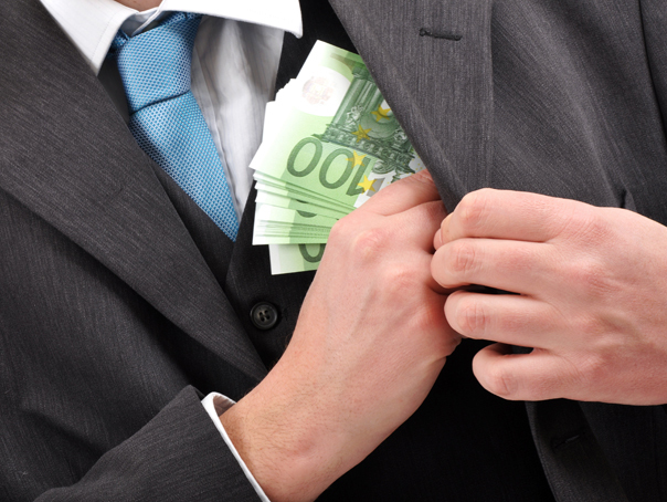 politist arestat preventiv dupa ce ar fi cerut 12 000 de euro pentru a facilita mutarea unui coleg 6a1413af57cc8