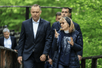 presedintele poloniei a adoptat un urs in timpul vizitei in romania pentru summitul b9 faceti cunostinta cu batyr 6a064eb39ca4f