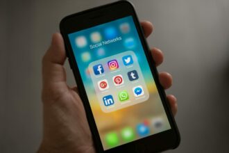 tinerii europeni contesta interdictiile totale pentru retelele sociale nu vrem sa fim exclusi din aceasta discutie 6a0176c3bd516